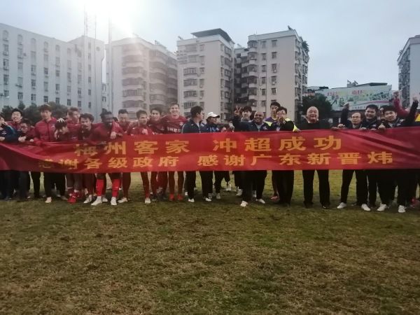 在设计公司上班的加濑叫海（长泽雅美 饰）早就和丈夫真治（松田龙平 饰）的恋爱走向分裂，可是在丈夫走掉再回来的时辰，她却发现对方仿佛损失了记忆，对方圆一切都懵懂蒙昧。与此同时，城市内姓立花的人家产生血腥的杀人案，作为主要嫌疑人的学生妹立花明（恒松佑里 饰）则着落不明。周刊记者樱井（长谷川博己 饰）受命前去案发现场，却碰到了举止奇异的青年天野（高杉真宙 饰）。天野自称来自外星，他和包罗立花在内的同类们正规画进侵地球。将信将疑的樱井随其踏上寻觅立花的旅途，而另外一边的叫海也对丈夫的真实身份发生了质疑……本片按照劇団イキウメ的负责人前川知年夜2005年首演的舞台剧、并于2007年出书的小说改编。